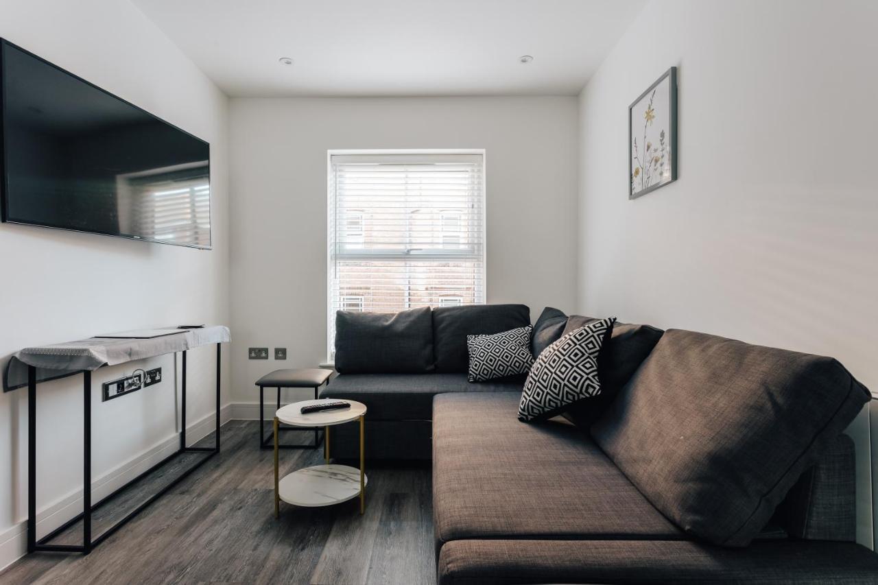 2 Double Bedroom Flat With Parking Apartment *