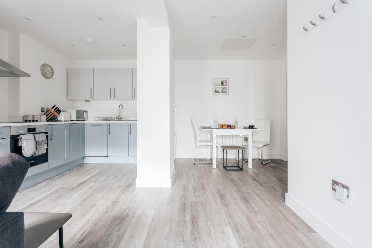 Contemporary Two Bedroom Duplex - Secluded With Parking In A Prime Location