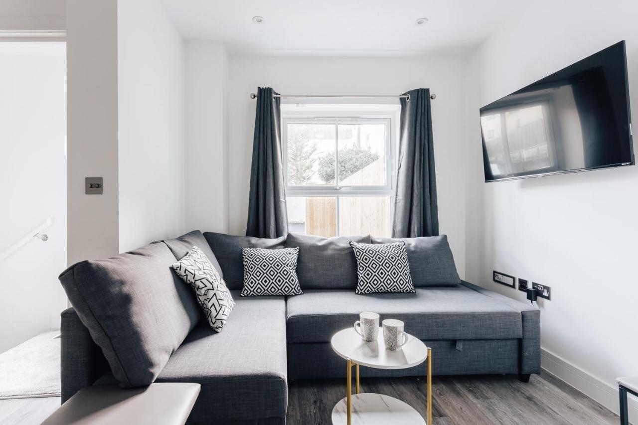 Contemporary Two Bedroom Duplex - Secluded With Parking In A Prime Location Bournemouth