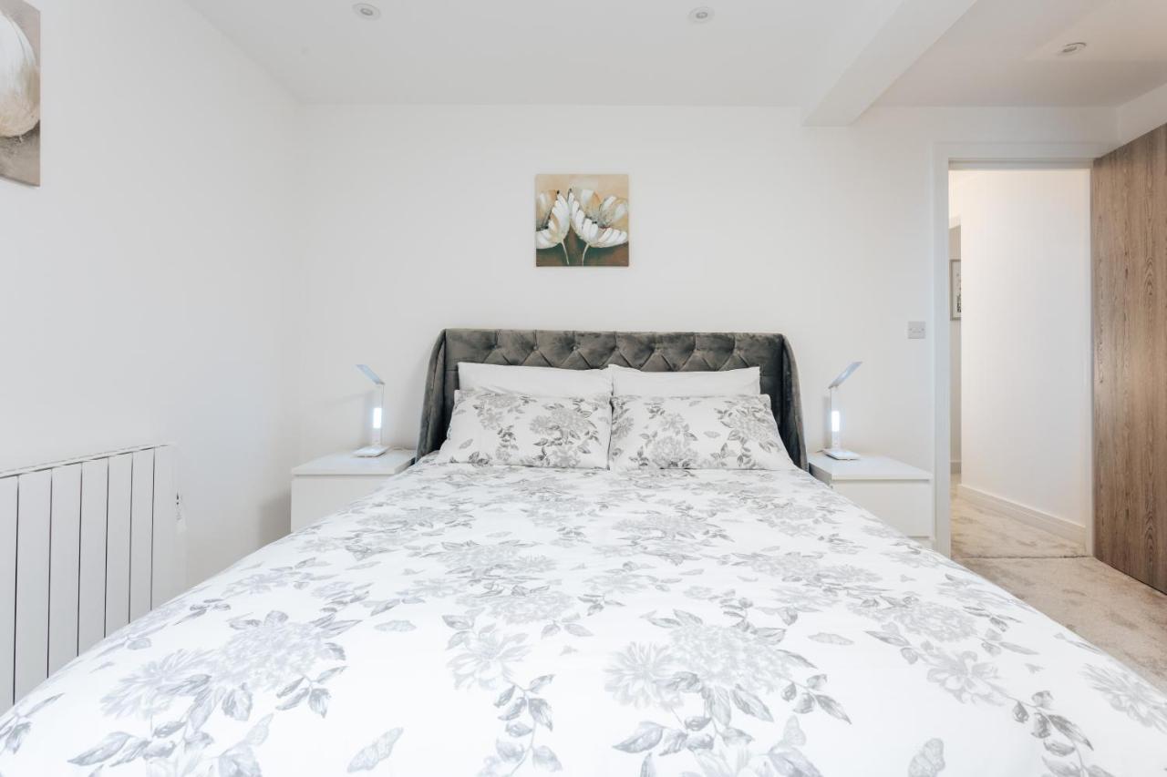 Apartment Contemporary Two Bedroom Duplex - Secluded With Parking In A Prime Location