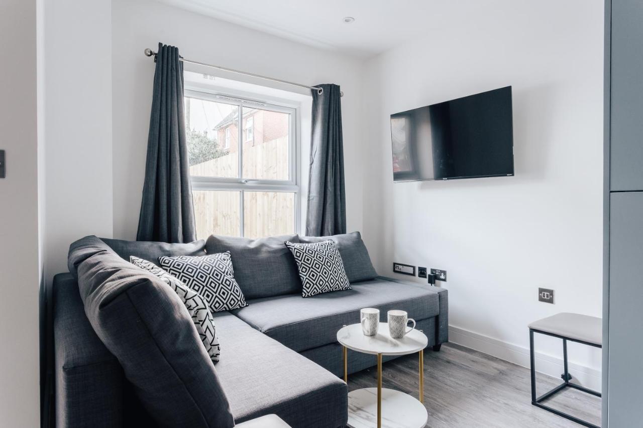 Contemporary Two Bedroom Duplex - Secluded With Parking In A Prime Location