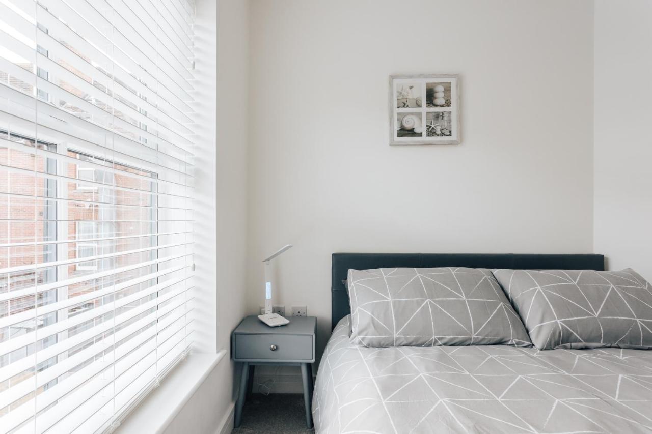 Apartment 2 Double Bedroom Flat With Parking *