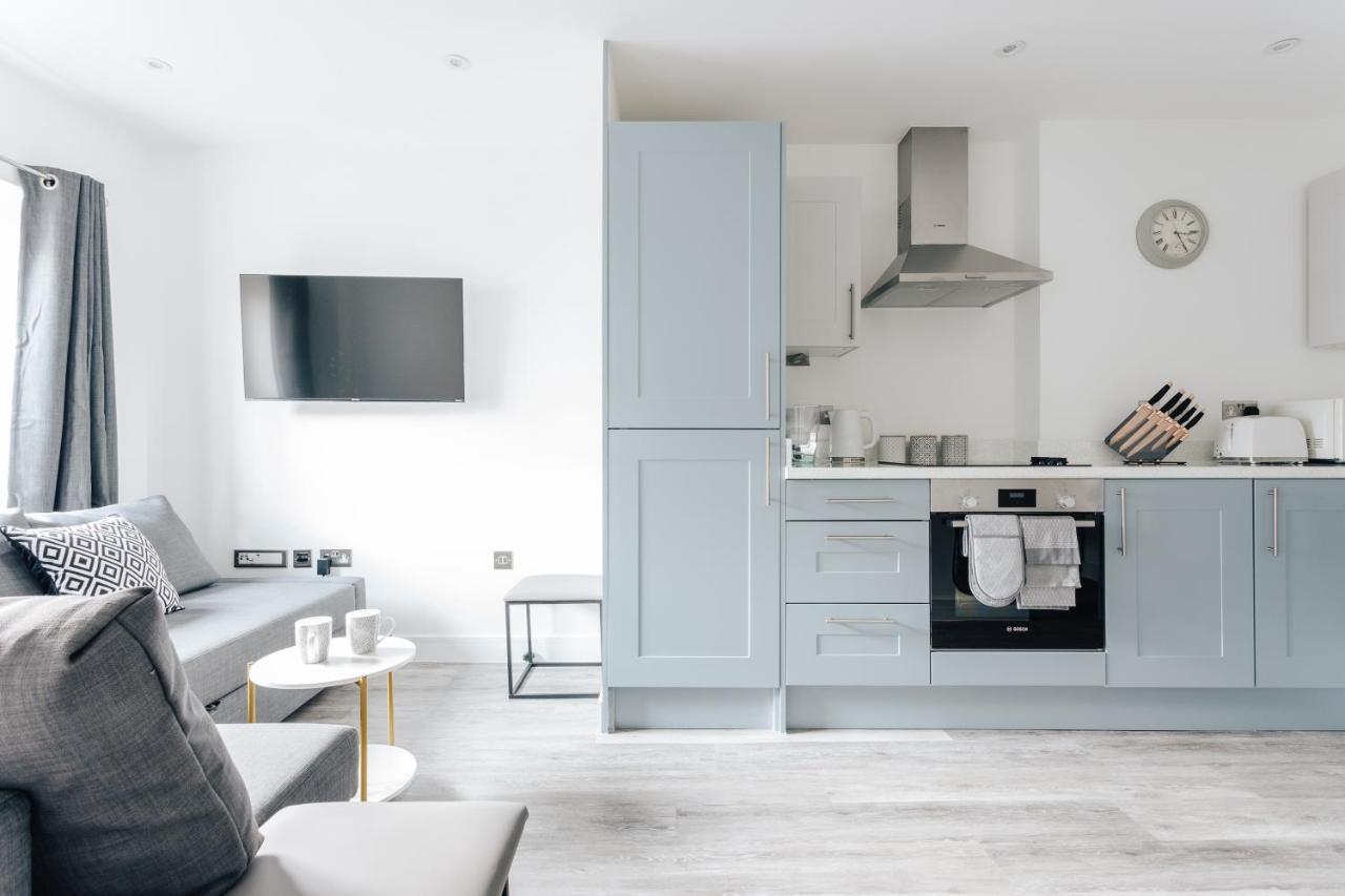 Apartment Contemporary Two Bedroom Duplex - Secluded With Parking In A Prime Location