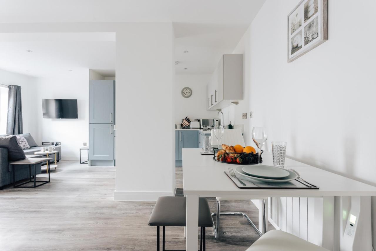Apartment Contemporary Two Bedroom Duplex - Secluded With Parking In A Prime Location