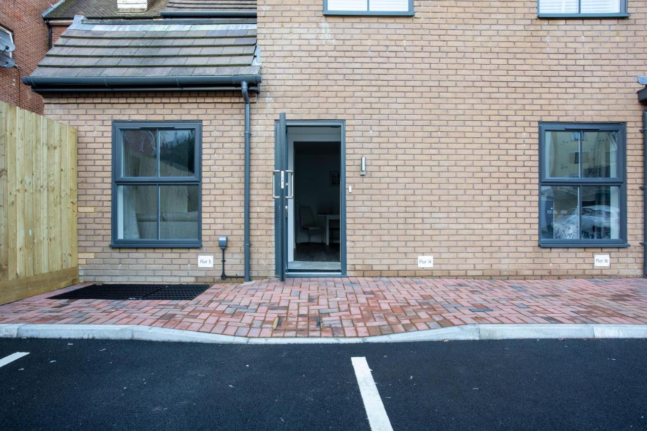 Contemporary Two Bedroom Duplex - Secluded With Parking In A Prime Location Apartment *