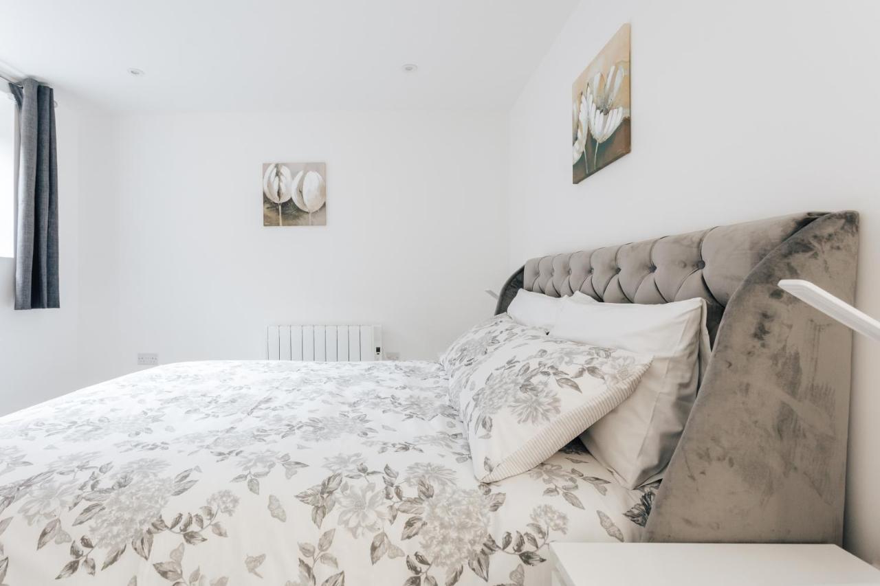 Contemporary Two Bedroom Duplex - Secluded With Parking In A Prime Location *