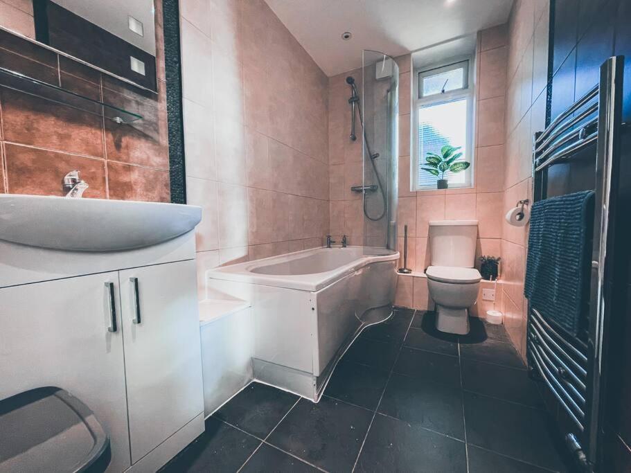 Modern 3 Ground Floor Parking And Garden Apartment *