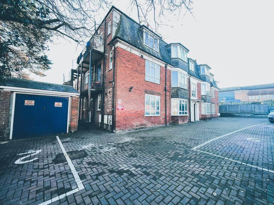 Modern 3 Ground Floor Parking And Garden Apartment *
