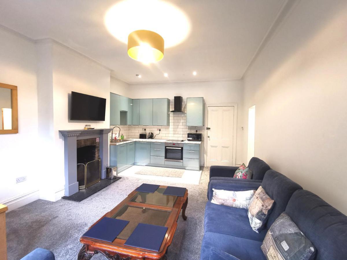 Flat-b, 4 Adults, 20 Mins To Beach, Netflix, Wifi, Sleeps 4 Adults Apartment *