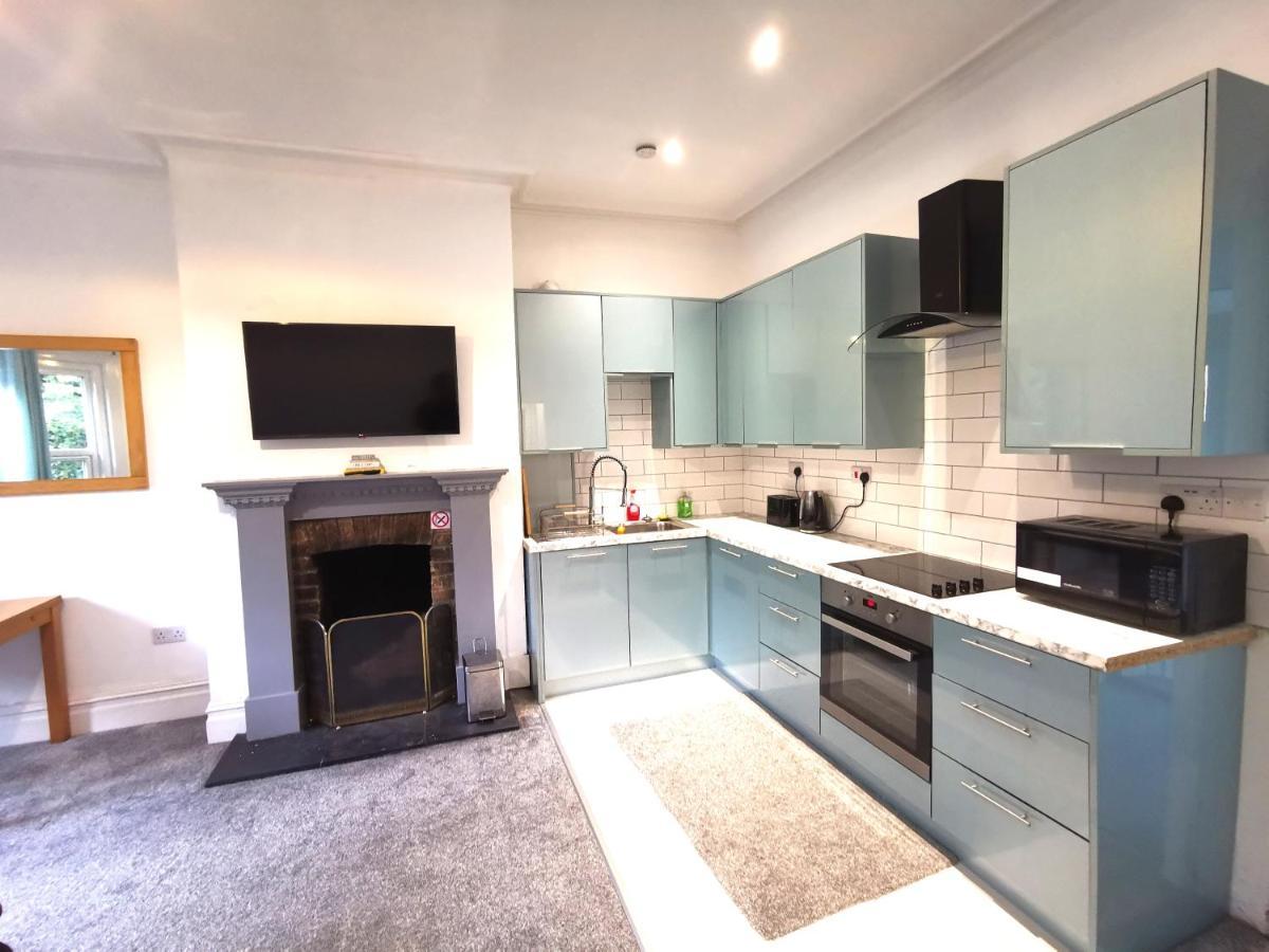 Apartment Flat-b, 4 Adults, 20 Mins To Beach, Netflix, Wifi, Sleeps 4 Adults *