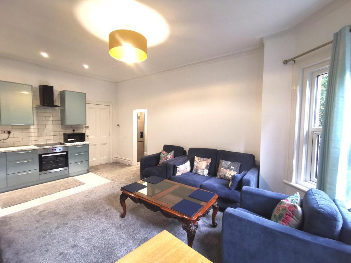 Flat-b, 4 Adults, 20 Mins To Beach, Netflix, Wifi, Sleeps 4 Adults *