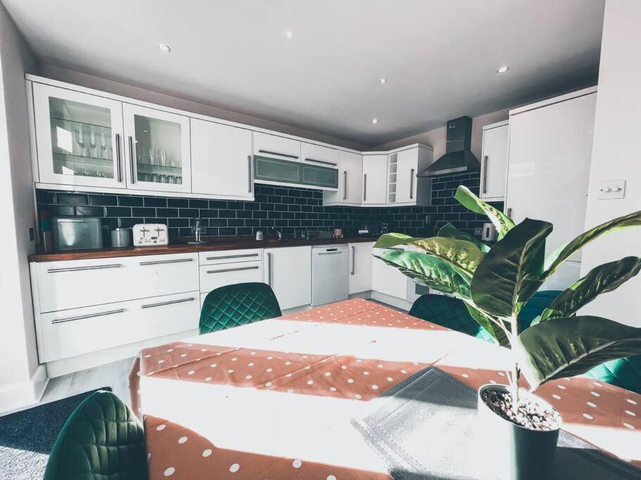 Modern 3 Ground Floor Parking And Garden Bournemouth