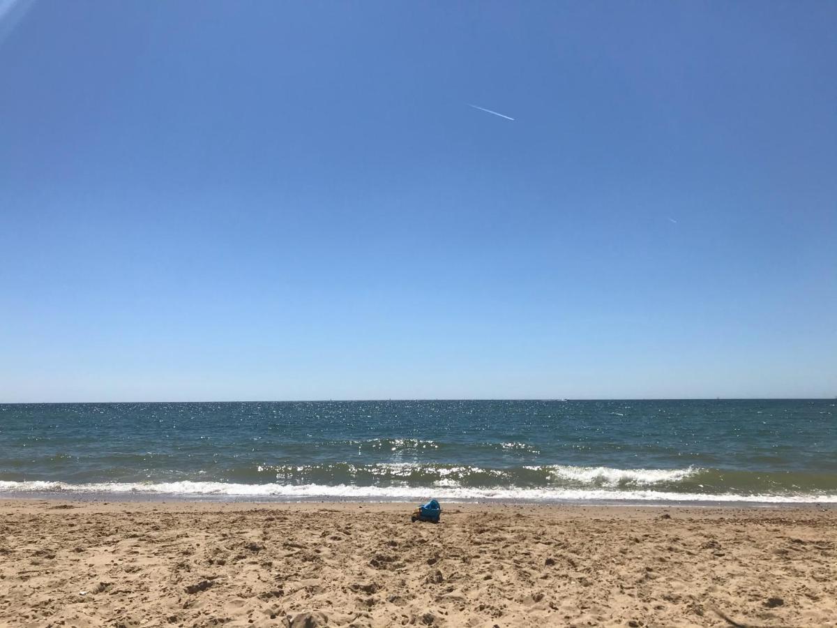 6mins From Beach, Free Parking Holiday home *