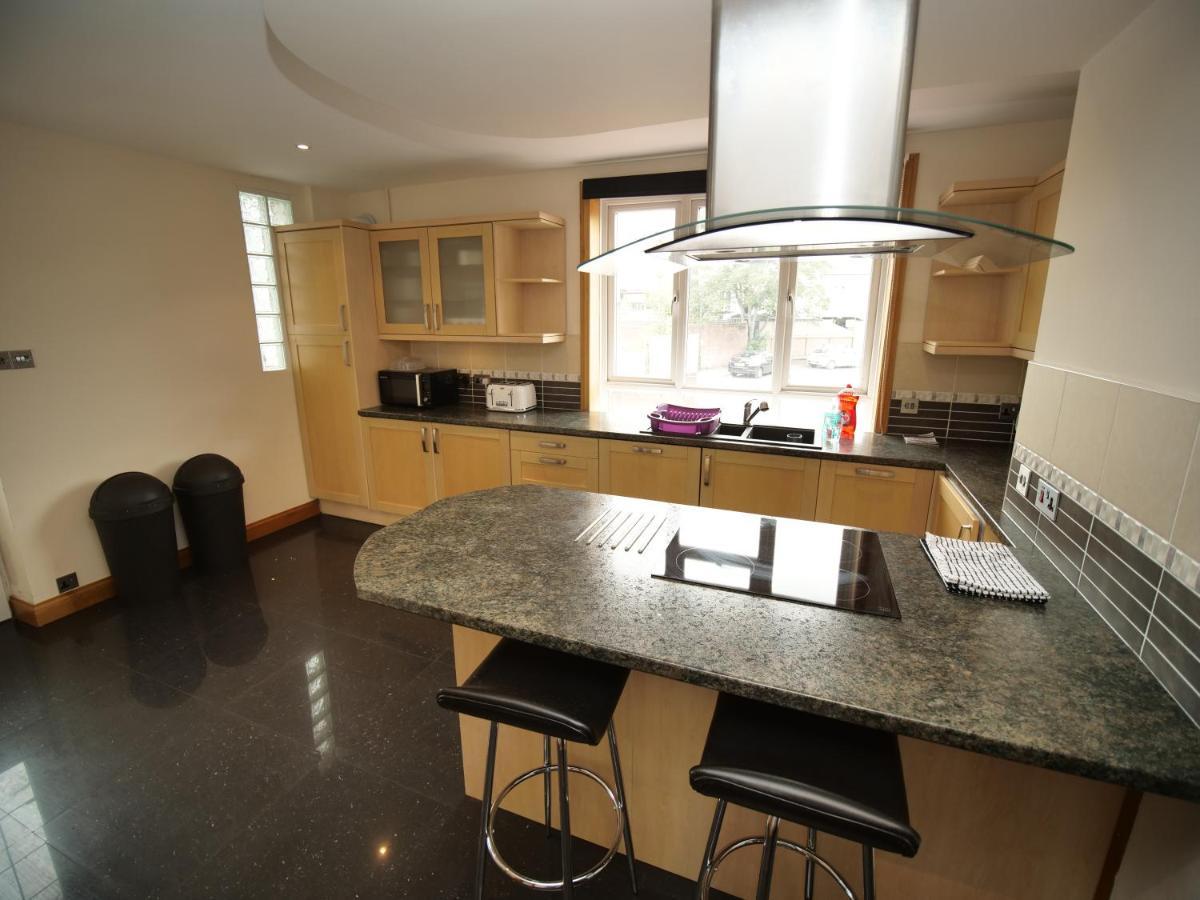 Town Centre Sleeps 9 Apartment *
