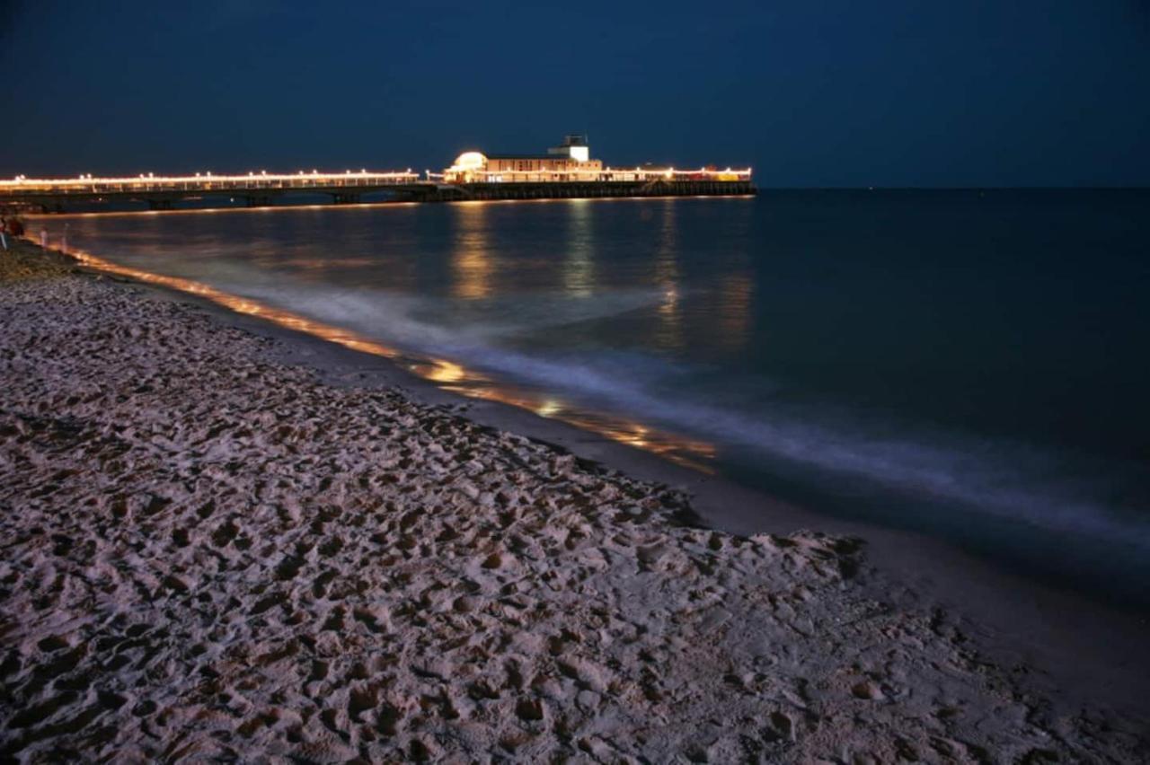 Apartment Flat-b, 4 Adults, 20 Mins To Beach, Netflix, Wifi, Sleeps 4 Adults Bournemouth