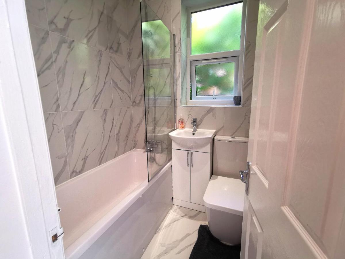 Apartment Flat-b, 4 Adults, 20 Mins To Beach, Netflix, Wifi, Sleeps 4 Adults