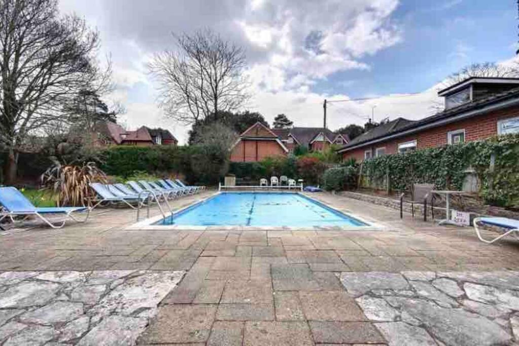 Arncott - Large Studio Flat With Outdoor Pool Bournemouth