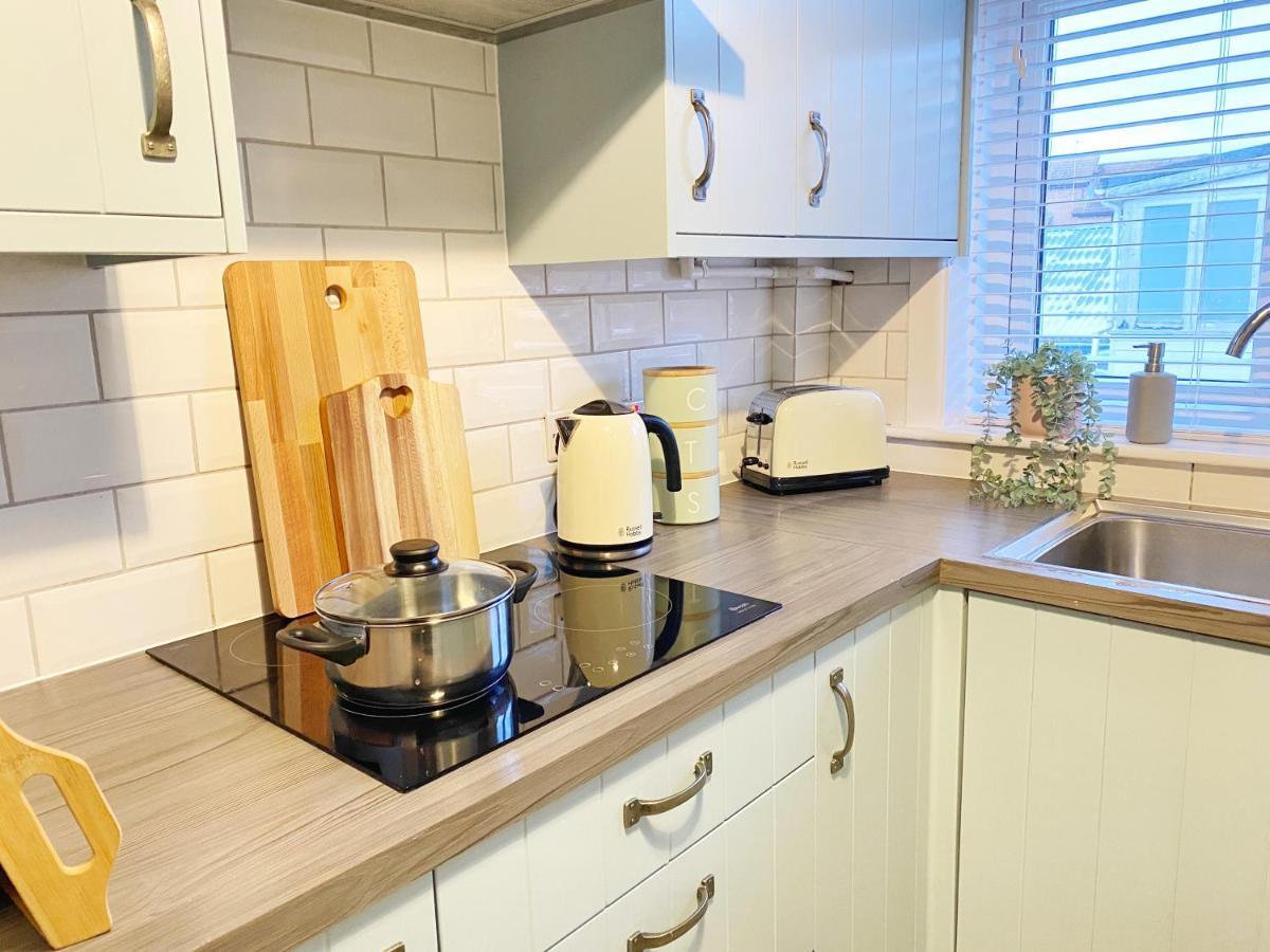Apartment Coastal Breeze - Beautiful Two Bedroom With Free Parking Near Local Beaches *