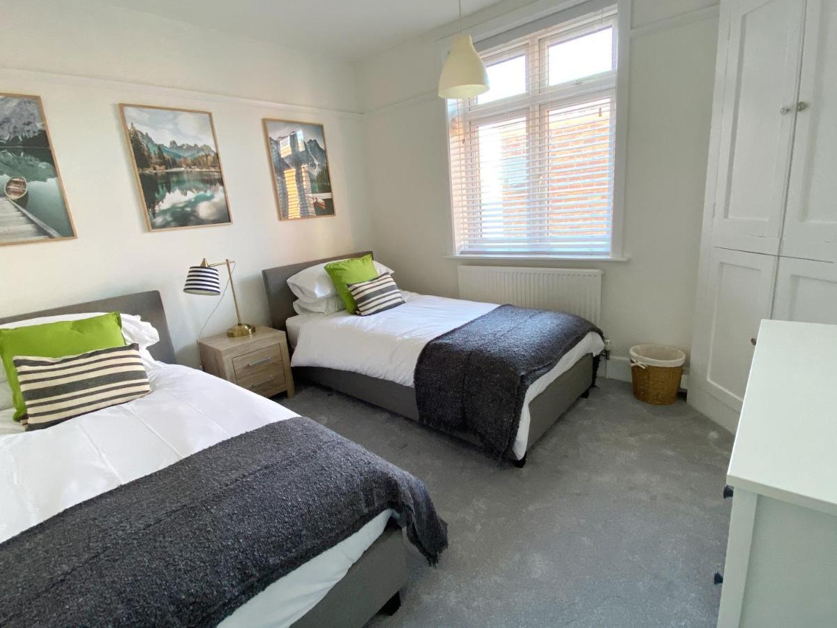 Apartment Coastal Breeze - Beautiful Two Bedroom With Free Parking Near Local Beaches *