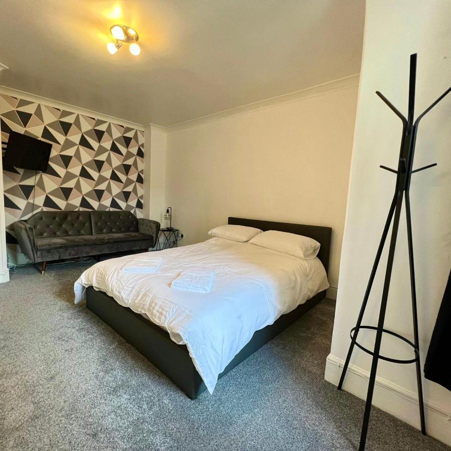 Arncott - Large Studio Flat With Outdoor Pool Bournemouth