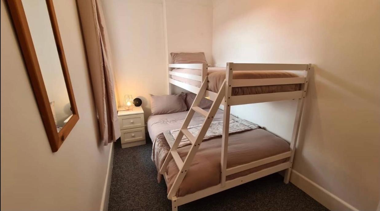 Holiday home Escape 4 Bedroom House, Sleeps 11, 2 Free Parking, Garden, Wifi, Smart Tv, Newly Decorated