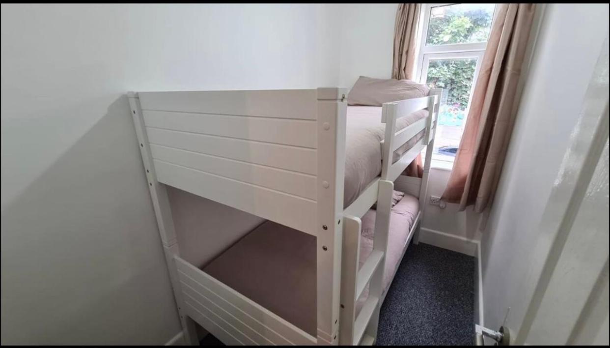 Holiday home Escape 4 Bedroom House, Sleeps 11, 2 Free Parking, Garden, Wifi, Smart Tv, Newly Decorated *