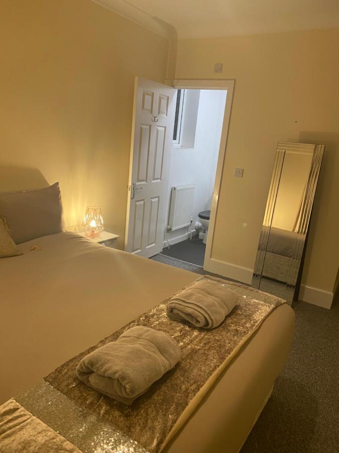Escape 4 Bedroom House, Sleeps 11, 2 Free Parking, Garden, Wifi, Smart Tv, Newly Decorated Holiday home