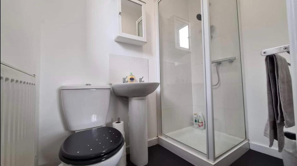 Holiday home Escape 4 Bedroom House, Sleeps 11, 2 Free Parking, Garden, Wifi, Smart Tv, Newly Decorated