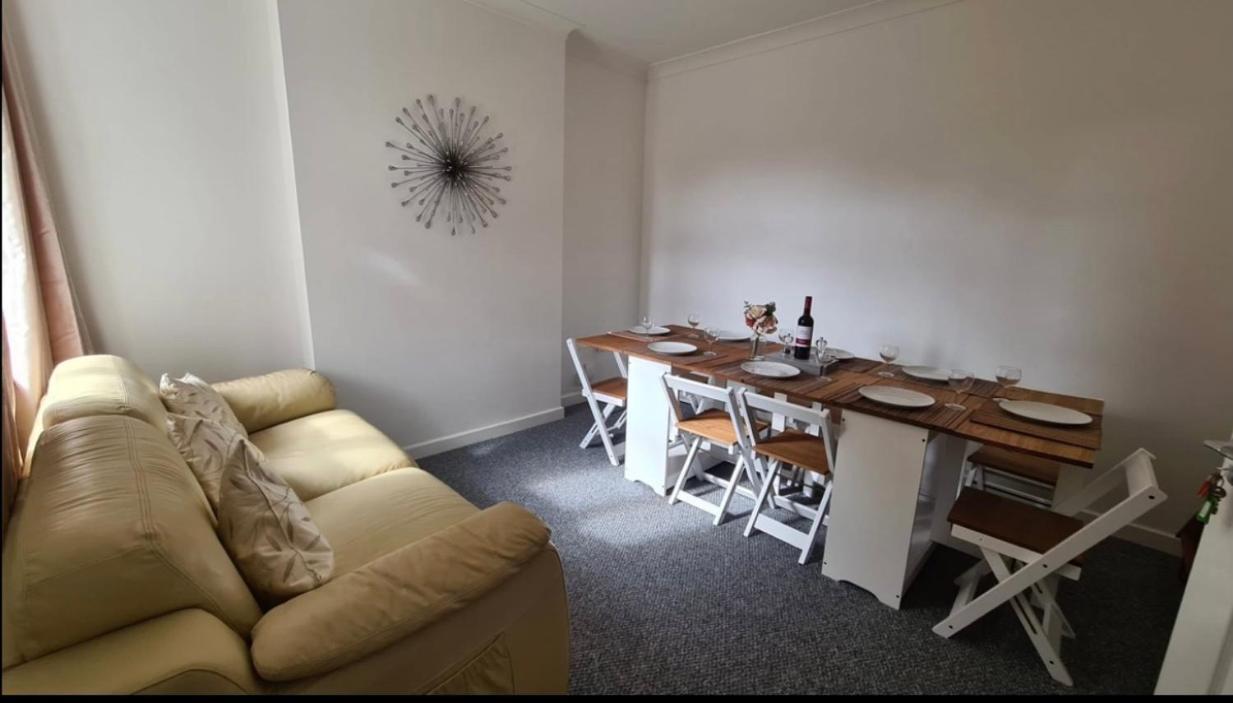 Escape 4 Bedroom House, Sleeps 11, 2 Free Parking, Garden, Wifi, Smart Tv, Newly Decorated
