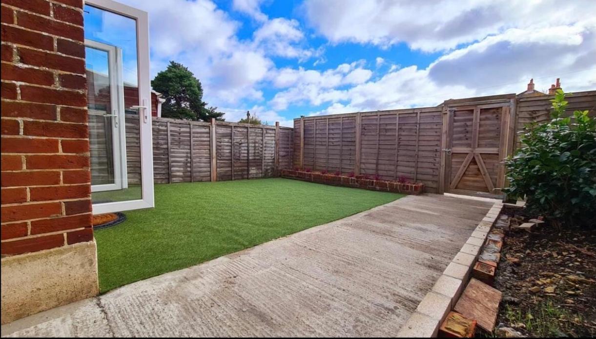 Escape 4 Bedroom House, Sleeps 11, 2 Free Parking, Garden, Wifi, Smart Tv, Newly Decorated Holiday home Bournemouth