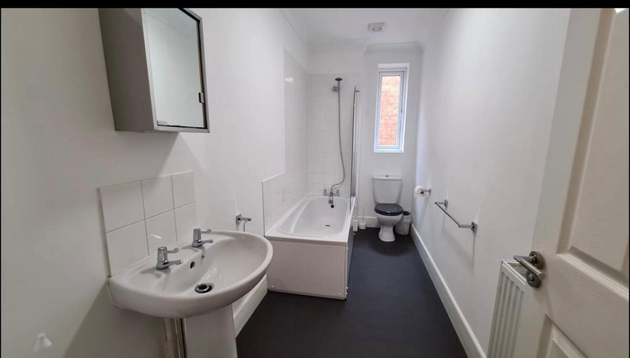 Escape 4 Bedroom House, Sleeps 11, 2 Free Parking, Garden, Wifi, Smart Tv, Newly Decorated Holiday home *