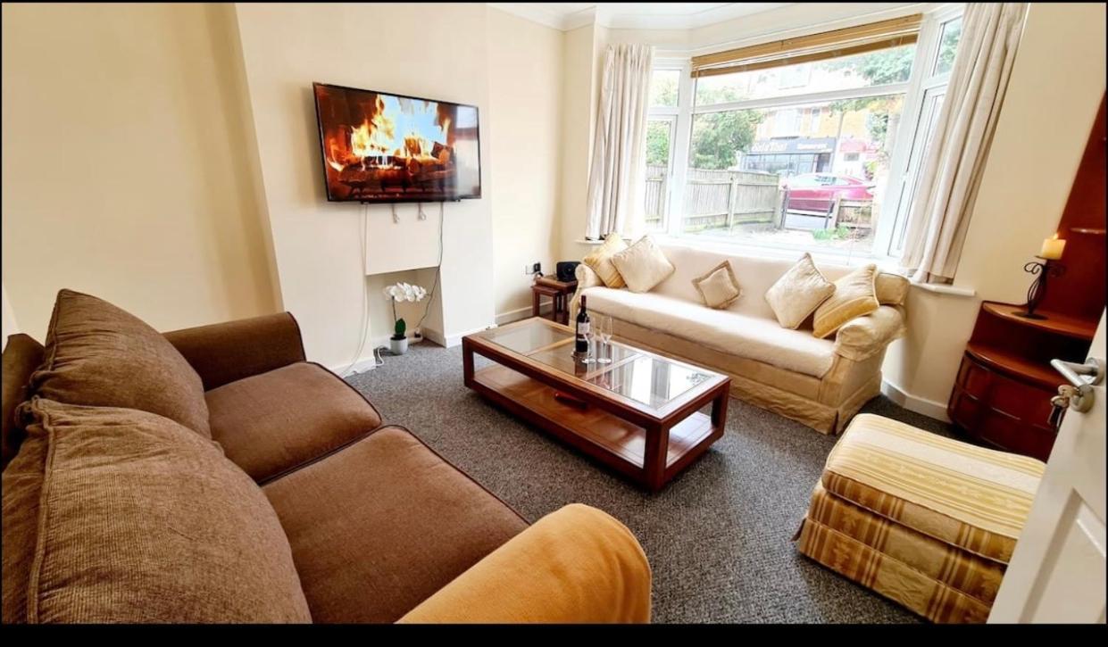 Escape 4 Bedroom House, Sleeps 11, 2 Free Parking, Garden, Wifi, Smart Tv, Newly Decorated Holiday home