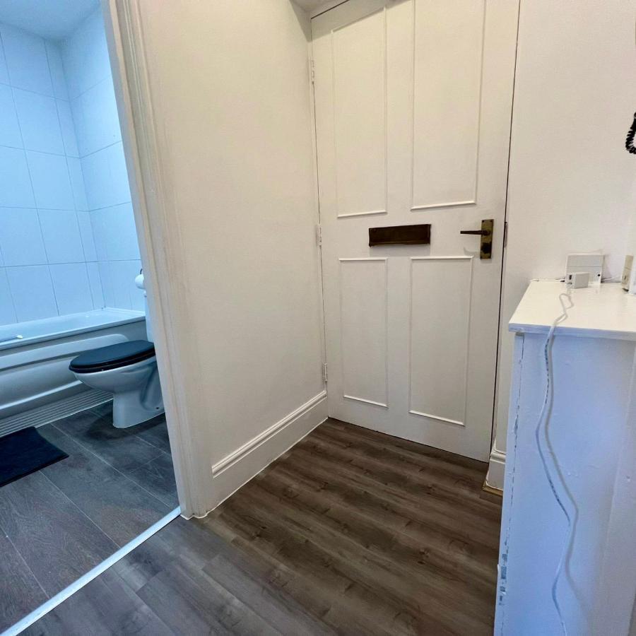 Arncott - Large Studio Flat With Outdoor Pool *