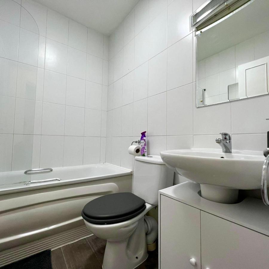 Arncott - Large Studio Flat With Outdoor Pool Apartment *