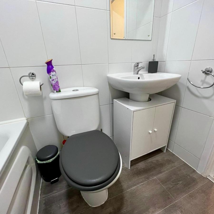 Arncott - Large Studio Flat With Outdoor Pool