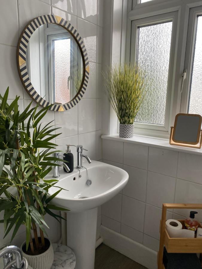 Coastal Breeze - Beautiful Two Bedroom With Free Parking Near Local Beaches Apartment *