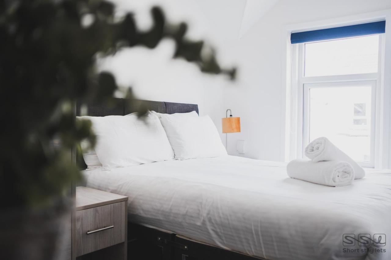 Modern 1 Bed Near And Town Centre - 7 Min Walk