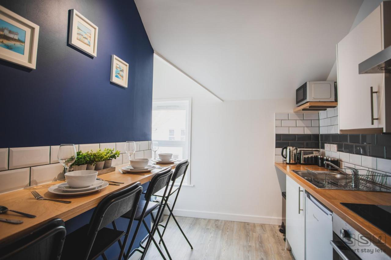 Modern 1 Bed Near And Town Centre - 7 Min Walk *