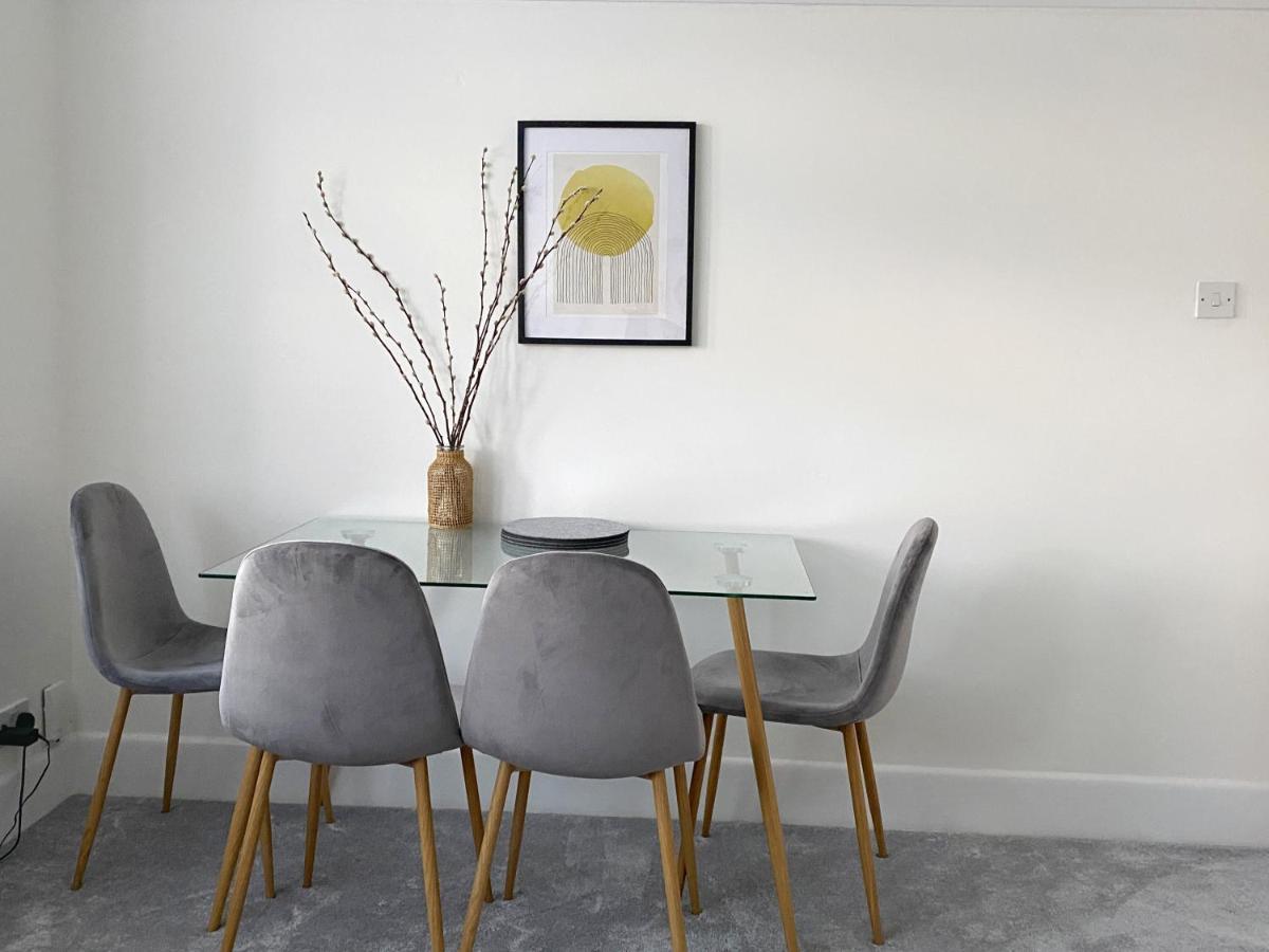Coastal Breeze - Beautiful Two Bedroom With Free Parking Near Local Beaches Apartment