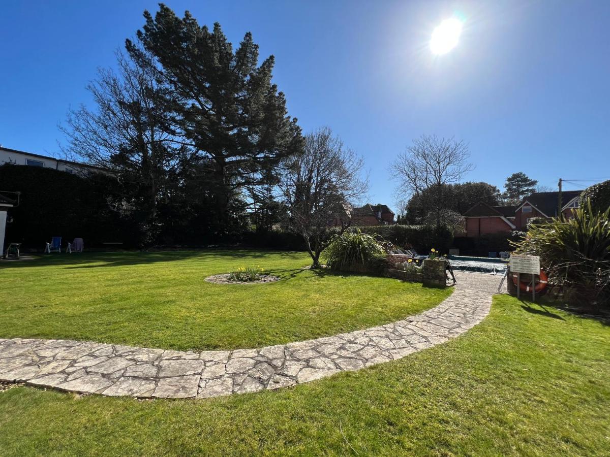 Arncott - Large Studio Flat With Outdoor Pool