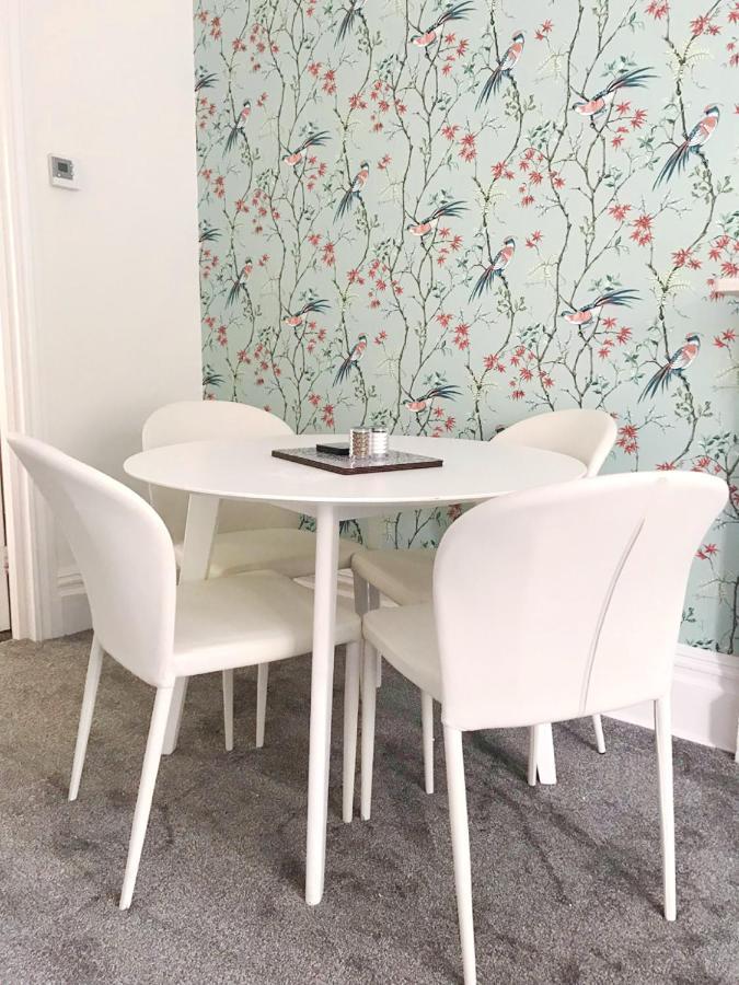 The Chine- A Spacious Close To The Apartment