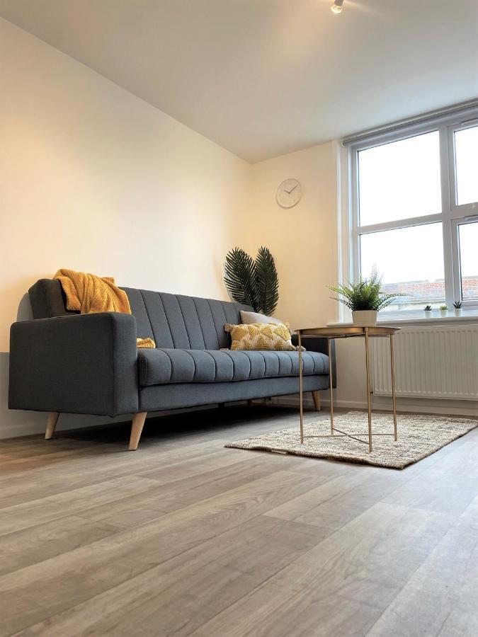 Apartment Central, Bright & Spacious - Parking Included