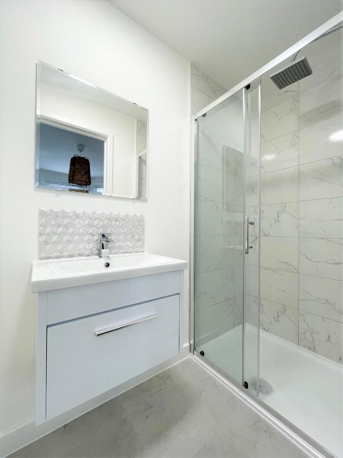 Apartment Central, Bright & Spacious - Parking Included