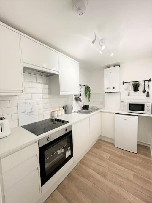 Central, Bright & Spacious - Parking Included Apartment Bournemouth