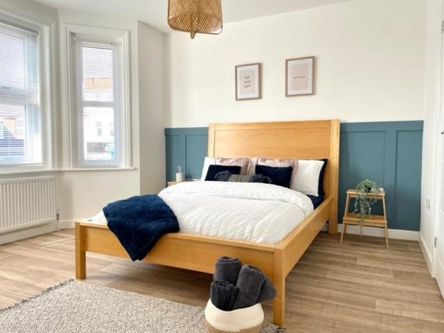 Central, Bright & Spacious - Parking Included Apartment Bournemouth