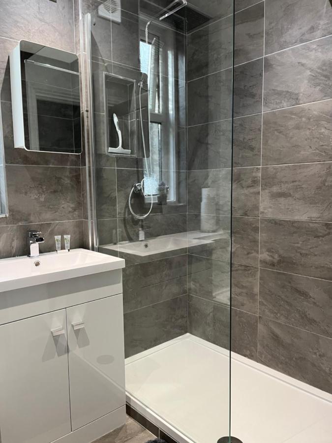 Apartment Entire Spacious 4 Bedroom In *