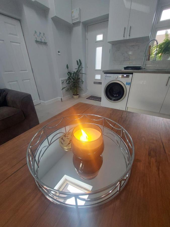 Apartment New, Stylish Flat With Private Patio And Free On-street Parking Check Out At 11am