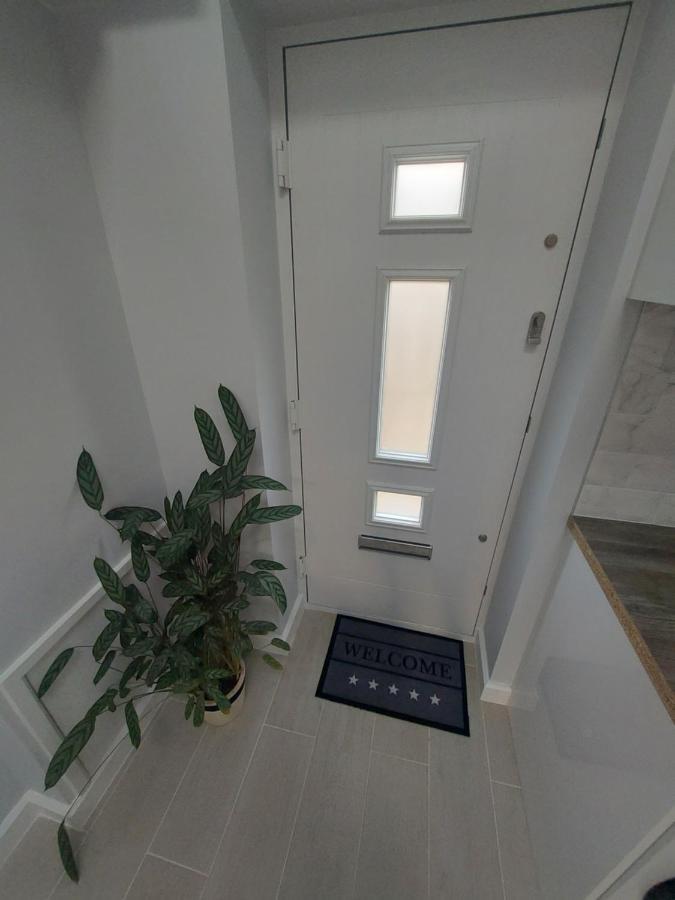 Apartment New, Stylish Flat With Private Patio And Free On-street Parking Check Out At 11am