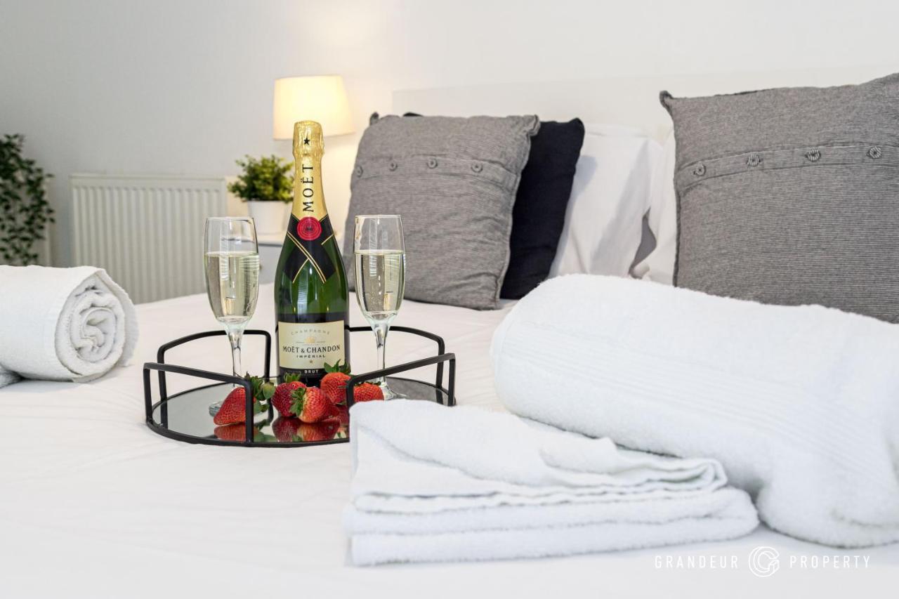 Quirky Newly Renovated With Parking - Cobalt Levels Apartment *