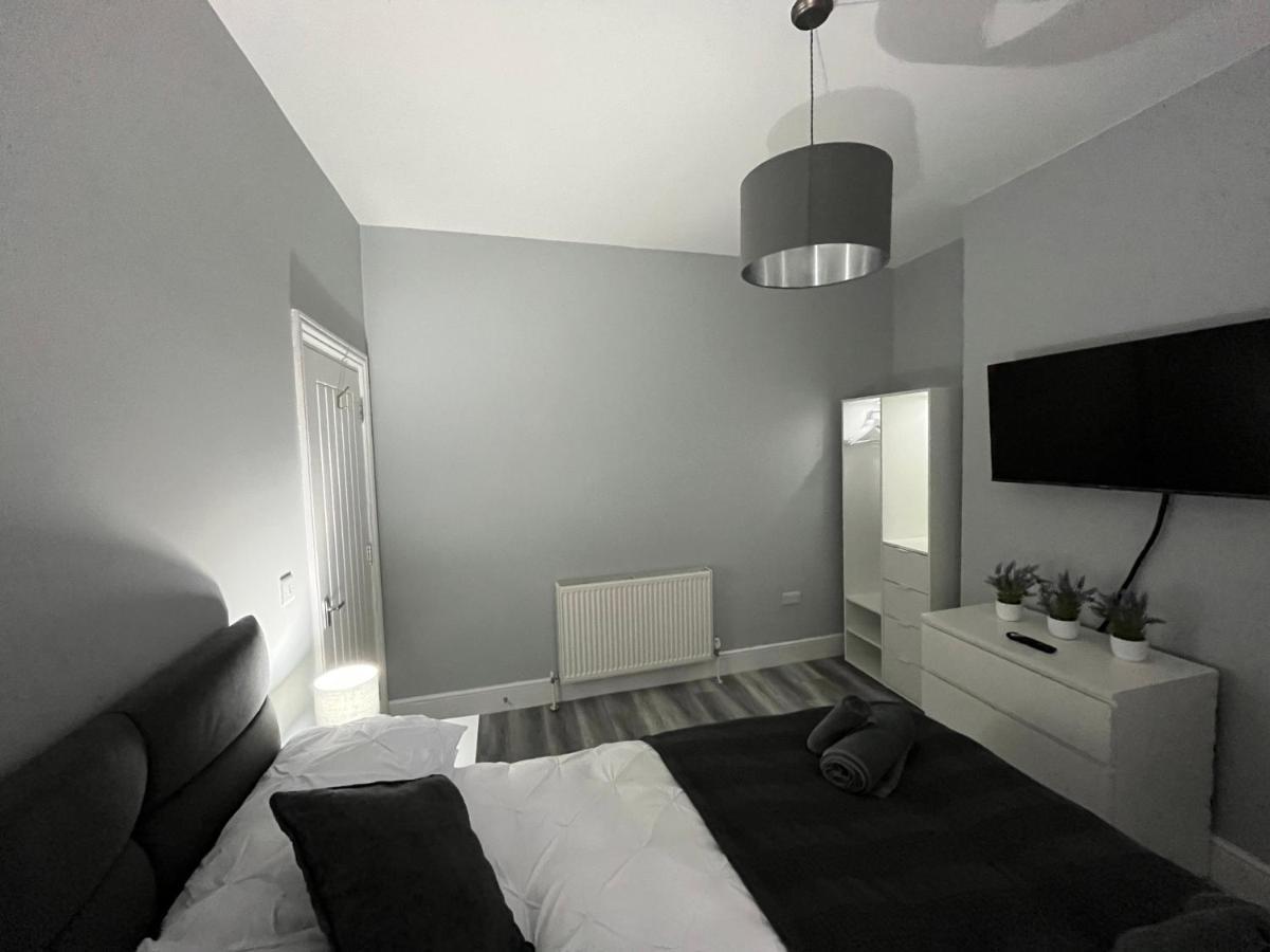 Entire Spacious 4 Bedroom In Apartment *